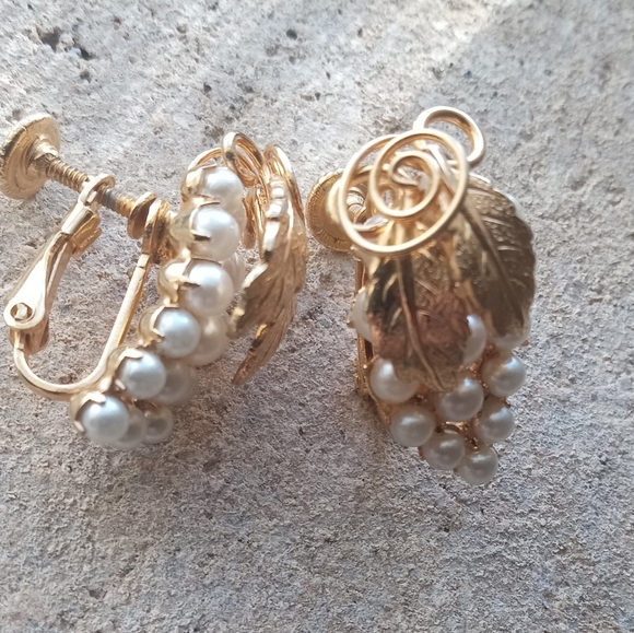 Hobe VTG Signed Gold Tone Faux Pearl Grape Cluster Brooch + Earrings Set - Picture 5 of 13